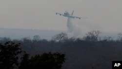 Uno de los aviones contratados por Bolivia para combatir los incendios en el Amazonas, riega agua sobre las zonas afectadas.