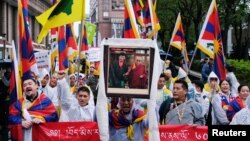 Activists hold Tibetan flags during a march to mark the 60th anniversary of Tibetan uprising against Chinese rule, in Taipei, Taiwan, March 10, 2019. 