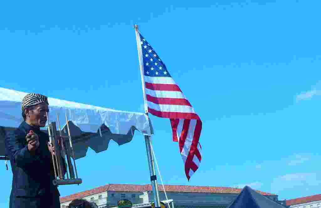 Maestro angkulng dari Bandung, Mang Udjo, didatangkan langsung dari Indonesia untuk acara Fasitval Indonesia ini. Dalam foto ini, tarlihat Mang Udjo memberikan instruksi kepada para pemain anhgklung yang berkumpul di lapangan Washington Monument (foto: Ra