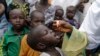 Un agent de la santé administre le vaccin contre la polio à des enfants dans un camp pour personnes déplacées par l'extrémisme islamiste à Maiduguri, au Nigeria, le 28 août 2016. (Photo AP)