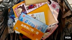 距離新選制下首次香港立法會換屆選舉還有倒數6日，港島區一幢住宅大廈的垃圾桶內，居民丟棄不少選舉宣傳單張 (美國之音湯惠芸)
