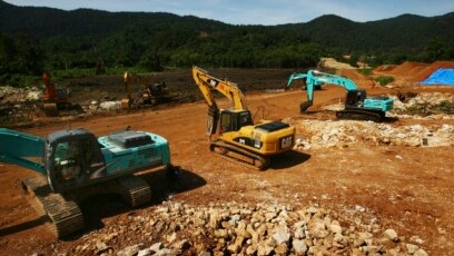 Ekskavator terlihat di area penambangan bijih nikel di Desa Kolonedalle dekat Morowali, Sulawesi. (Foto: Reuters)