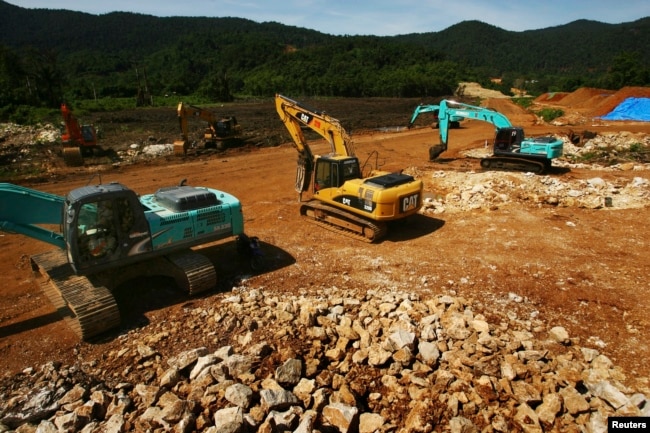 Ekskavator terlihat di area penambangan bijih nikel di Desa Kolonedalle dekat Morowali, Sulawesi, 14 Januari 2014. (Foto: REUTERS/Yusuf Ahmad)