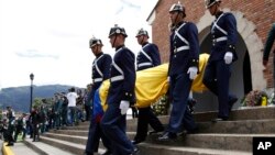 Guardias presidenciales cargan el ataúd de un soldado muerto en una emboscada de la guerrilla del ELN.