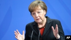 La canciller alemana Angela Merkel encabezó por quinto año consecutivo la lista de Forbes de las 100 mujeres más poderosas del mundo.