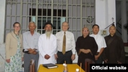 Đại sứ Lưu động về Tự do Tôn giáo quốc tế Hoa Kỳ David Saperstein (đứng giữa) đã có cuộc gặp với Hội đồng Liên tôn,14/01/2017, tại chùa Giác Hoa, Tp. Hồ Chí Minh.