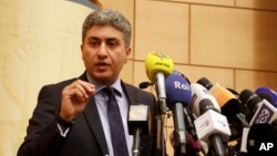 셰리프 파티 이집트 민간항공부 장관이 19일 카이로에서 열린 기자회견에서 여객기 추락 사건에 대해 설명하고 있다.