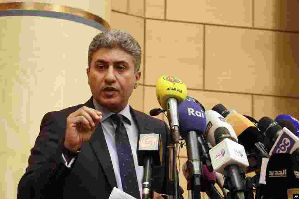 Menteri Penerbangan Sipil Mesir Sherif Fathi berbicara dalam konferensi pers di Kairo menyusul jatuhnya pesawat EgyptAir yang terbang dari Paris ke Kairo dengan 66 orang di dalamnya (19/5). (AP/Ahmed Abd el Fattah)