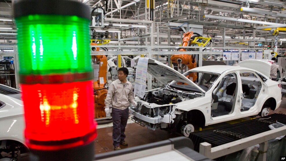 Công nhân lắp ráp xe hơi tại nhà máy sản xuất ô tô Trung Quốc BAIC Motor ở Bắc Kinh.