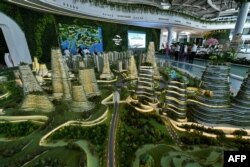 中国房地产公司碧桂园在马来西亚投资的“森林城市”项目模型，有人参观（2016年4月19日）。