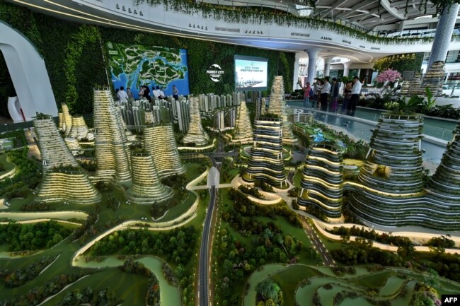 中國房地產公司碧桂園在馬來西亞投資的“森林城市”項目模型，有人參觀（2016年4月19日）。