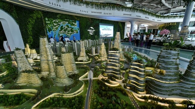资料照：人们参观中国房地产公司碧桂园在马来西亚投资的“森林城市”项目模型。（2016年4月19日）。