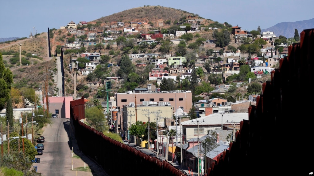 Граница между городами Ногалес, Аризона (США) и Ногалес, Сонора (Мексика), 9 апреля 2018 года