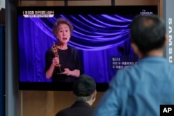 جنوبی کورین اداکارہ یو جونگ یون کو فلم 'میناری 'میں بہترین معاون اداکاری پر آسکر ایوارڈ سے نوازا گیا۔