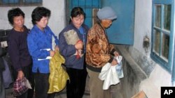 식량을 배급받는 북한 주민들. (자료사진)