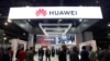 Para pengunjung melintas stan Huawei dalam pameran di Las Vegas, Nevada, 9 Januari 2019. 