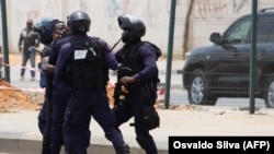 Polícia detém manifestante em protesto contra brutalidade policial, Luanda, Angola. Foto de arquivo