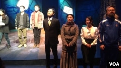 서울 대학로 아르코예술극장에서 열리고 있는 연극 '토일릿 피플' 커튼콜 장면.