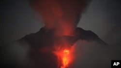 Gunung Sinabung mengeluarkan abu dan lava ketika erupsi terlihat dari Jeraya, Sumatra Utara pada tanggal 20 Januari 2014. 