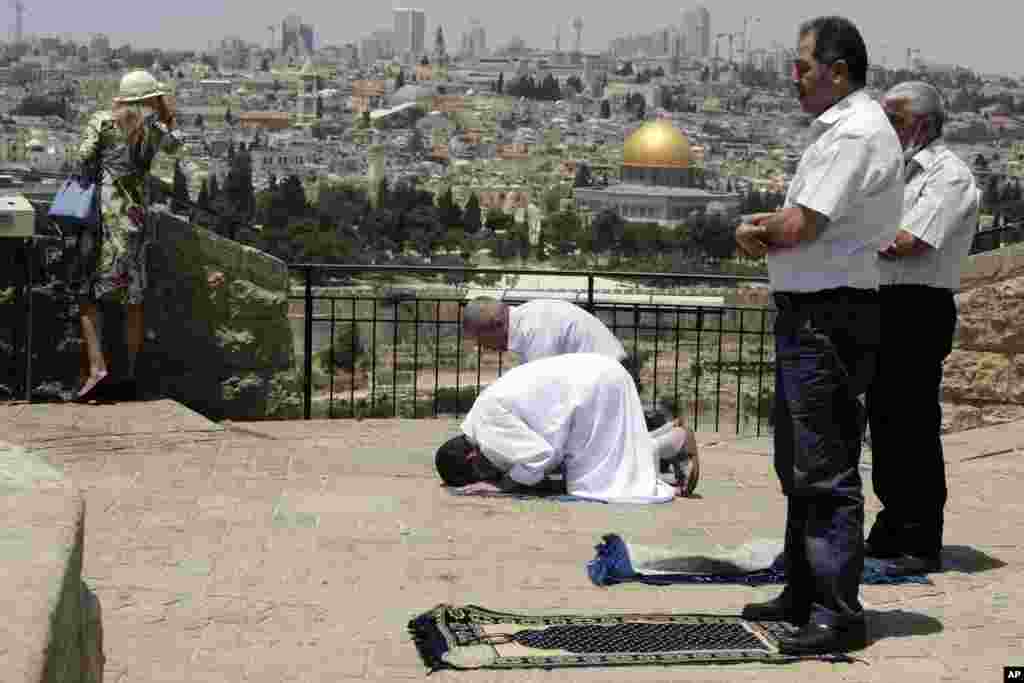 همزمان با شیوع کرونا در اورشلیم، گروهی از مسلمانان در حال برگزاری نماز جماعت هستند. در زمینه عکس،&nbsp;مسجدالاقصی و قبةالصخره قرار دارند.&nbsp;