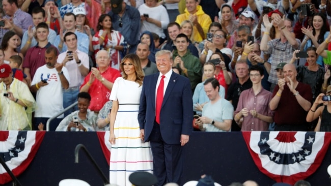 特朗普總統與第一夫人梅拉妮亞抵達林肯紀念堂，總統發表獨立日講話。(2019年7月4日)