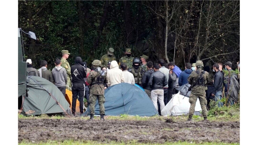 Polisi Polandia menjaga perbatasan di Usnarz Gorny, untuk mencegah para migran menyeberang perbatasan dari Belarus (foto: dok).