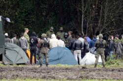 Polisi Polandia menjaga perbatasan di Usnarz Gorny, untuk mencegah para migran menyeberang perbatasan dari Belarus (foto: dok).