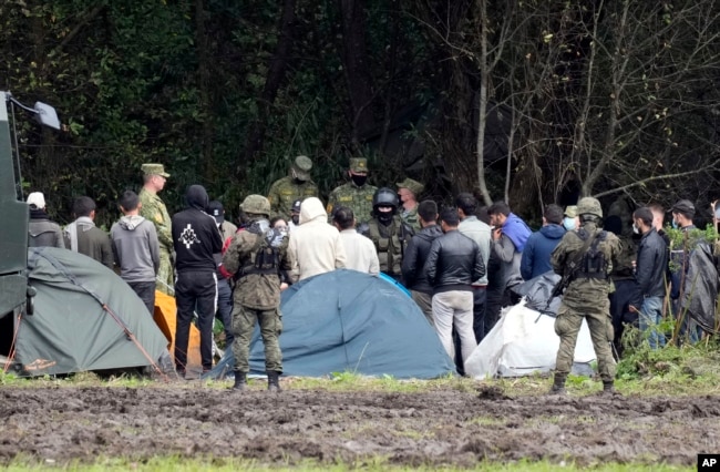 Polisi Polandia menjaga perbatasan di Usnarz Gorny, untuk mencegah para migran menyeberang perbatasan dari Belarus (foto: dok).