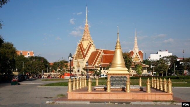 ស្តូបគោរពវិញ្ញាណក្ខន្ធដល់ជនរងគ្រោះក្នុងព្រឹត្តិការណ៍វាយប្រហារដោយការគប់គ្រាប់បែកឆ្នាំ១៩៩៧។ រូបថតនេះ ថតនៅថ្ងៃទី២៨ ខែកុម្ភៈ ឆ្នាំ២០១៧។ (ហ៊ាន សុជាតា/ VOA)