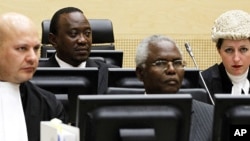 Naibu waziri mkuu wa Kenya Uhuru Kenyata (back row l) na mkuu wa idara ya umaa Francis Muthaura, (front row r) katika kikao cha ICC huko The Hague.