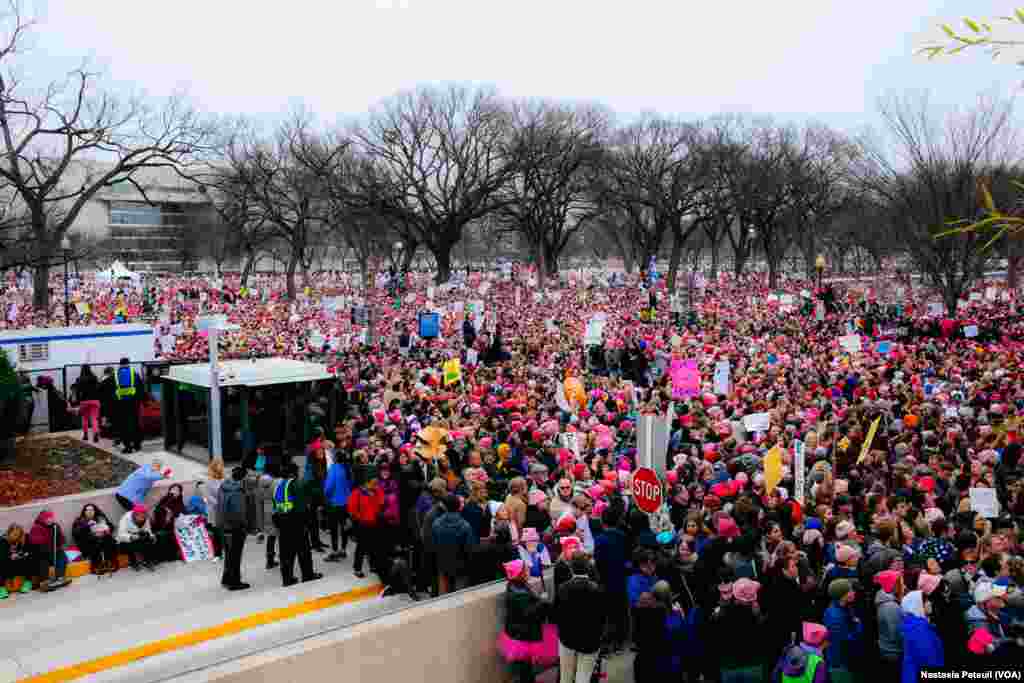 Des milliers de participants écoutent les discours sur le Mall, Washington DC, le 21 janvier 2017. (VOA/Nastasia Peteuil)