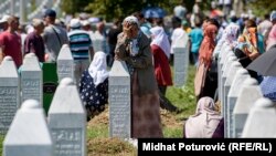 U srpskom nacionalnom korpusu jača uverenje da je genocid u Srebrenici, zapravo, “izmišljotina kako bi se opravdali napadi NATO-a na srpske snage” (Srebrenica, Potočari, 11. jul 2017)