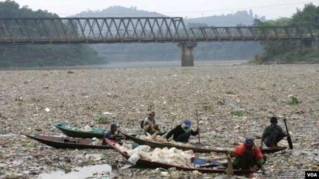 Sampah termasuk sampah plastik nampak mengotori Sungai Citarum, Jawa Barat. Sungai ini masuk dalam daftar 10 tempat paling tercemar di dunia tahun 2013 (Foto: Dok)