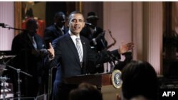 Predsednik Barak Obama pozdravlja goste bluz koncerta u Beloj kući, održanog u čast meseca afro-američke istorije.