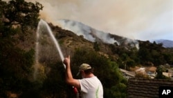 El fuego se desató a unos 60 kilómetros al este del área metropolitana