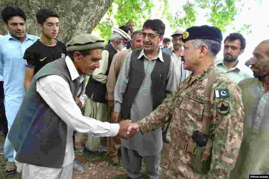 پاکستانی فوج کی جانب سے ہیلی کاپٹروں کے ذریعے سیلاب سے متاثرہ علاقوں تک کھانے پینے کی اشیا اور دیگر سامان پہنچا جا رہا ہے ۔