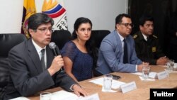 El ministro de Comunicación y Movilidad Humana de Ecuador, José Valencia (izquierda a derecha), Ministra de Justicia Rosana Alvarado, fiscal Galeano Benalcázar y otras autoridades informan sobre dos cuerpos encontrados en Colombia que se cree son de una pareja de comerciantes secuestrada por rebeldes disidentes de las FARC. El gobierno de Ecuador ha prometido todo el apoyo a las familias de Óscar Villacís y Kathy Velasco para que viajen a Colombia para los trámites forenses y para reunirse con autoridades de ese país. Foto:@ComunicacionEc. julio 3 de 2018.