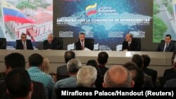 Wakil Presiden Venezuela El Aissami (tengah) berbicara dalam pertemuan dengan para pemegang obligasi atau surat utang dan perwakilan mereka di Caracas,13 November 2017. 