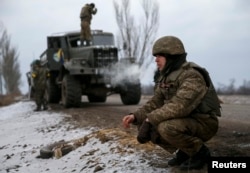 Ukrainian servicemen who fought in Debaltseve have set up new positions near Artemivsk, Feb. 19, 2015.