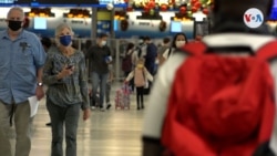 Pasajeros en la terminal de salidas del Aeropuerto Internacional de Miami, Florida, en plena temporada navideña. Foto: Antoni Belchi / VOA