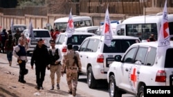 Convoyes de la Cruz Roja Internacional cruzaron hacia Ghouta Oriental, cerca de Damasco, Siria, el lunes, 5 de marzo de 2018.