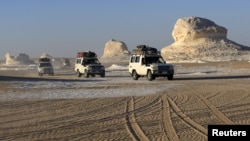 Convoy de vehículos todo terreno llevando turistas cerca del oásis Bahariya al suroeste de El Cairo, en Egipto, cerca de donde dos turistas mexicanos murieron accidentalmente.