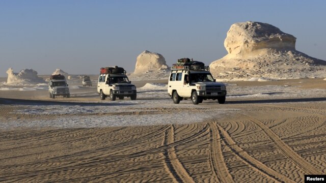 Convoy de vehículos todo terreno llevando turistas cerca del oásis Bahariya al suroeste de El Cairo, en Egipto, cerca de donde dos turistas mexicanos murieron accidentalmente.