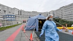 Una paramédico sale de una tienda de campaña levantada frente a la unidad de emergencias del hospital de Cremona, en el norte de Italia. Febrero 29 de 2020.