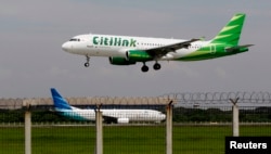 Sebuah A320 Citilink mendarat di Bandara Soetta, 14 Juni 2013