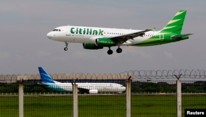 Sebuah A320 Citilink mendarat di Bandara Soetta, 14 Juni 2013