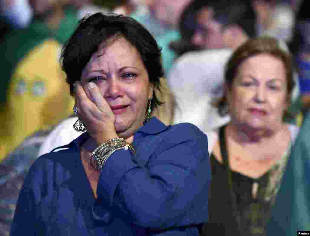 As lágrimas caem sem cessar, pela face desta apoiante de Aécio Neves, do PSDB, após conhecidos os resultados das eleições realizadas a 26 de Outubro, em que Dilma Rousseff foi reeleita por mais 4 anos. Brasil, Belo Horizonte, 2014
