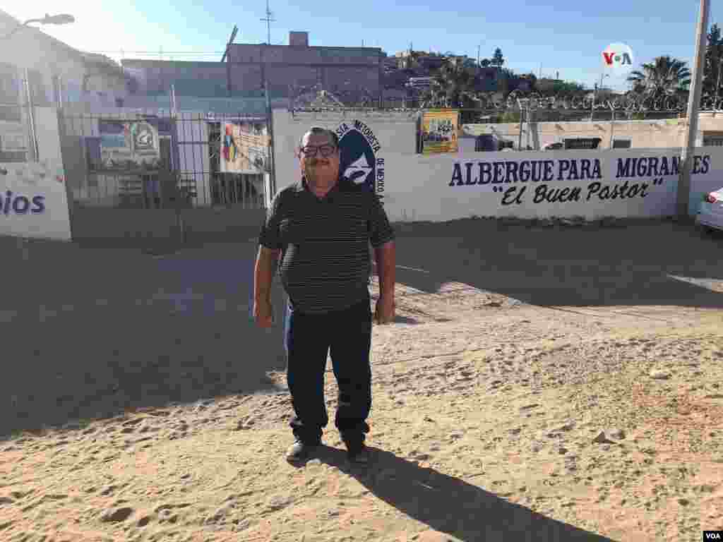 El pastor Juan Fierro abrió la puerta de su iglesia, Iglesia Metodista de México, para recibir a migrantes en busca de asilo mientras esperan por su turno para entrar por el puerto de entrada hacia EE.UU. Photo: Celia Mendoza - VOA.