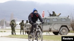 Naoružane snage izvan krimskog grada Simferopolja