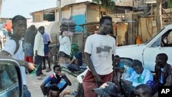 Somali refugees gather at an area in the village of Basateen near the Yemeni port city of Aden (File)